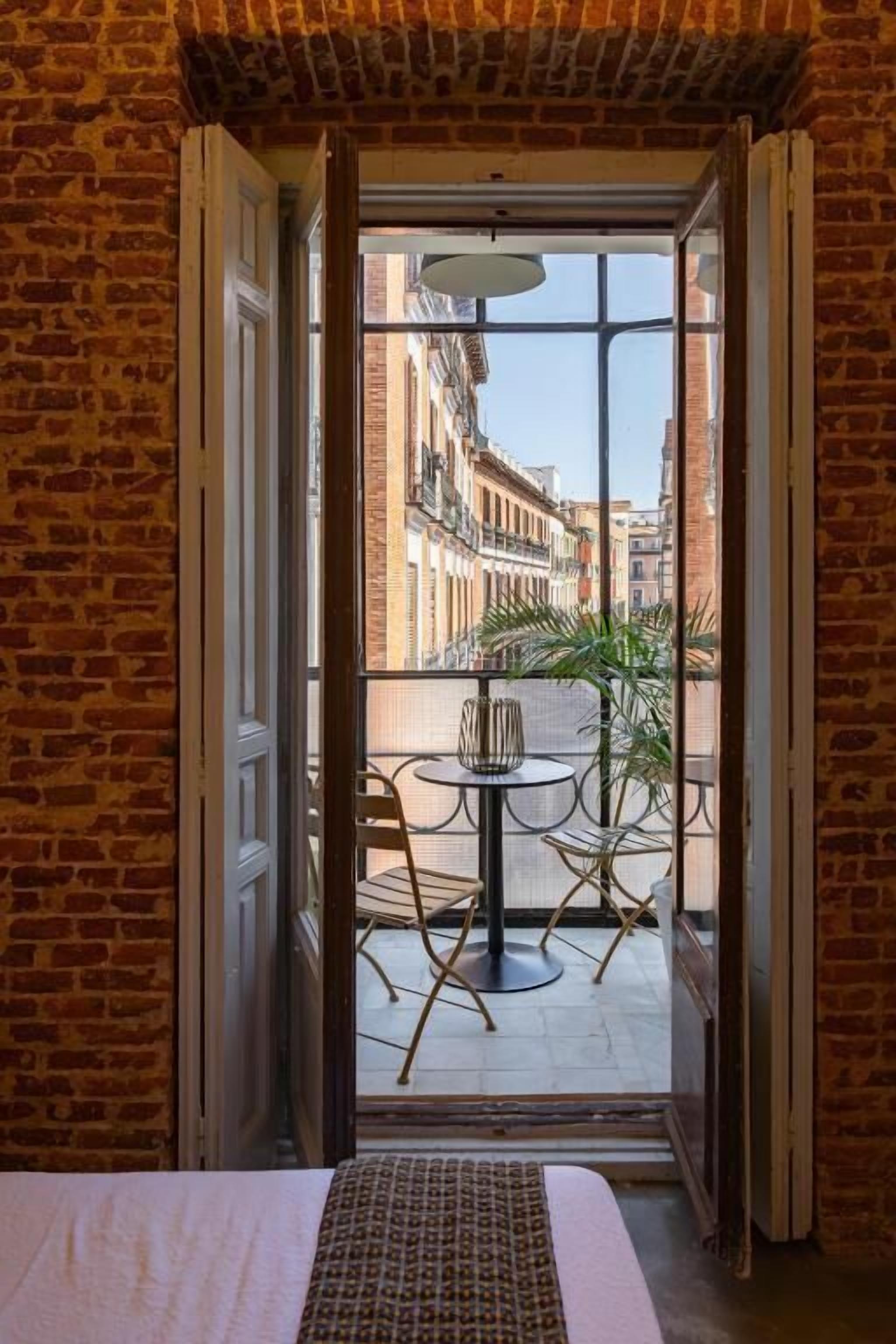 Design appartement, uitzicht op stad | Een laptopwerkplek, verduisterende gordijnen