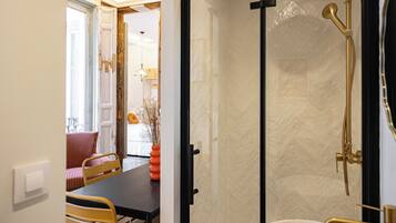 Comfort-lejlighed - balkon | Badeværelse | Bruser, hårtørrer, håndklæder, Sæbe