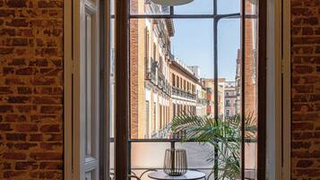 Appartamento Design, vista città | Postazione laptop, tende oscuranti, ferro/asse da stiro, Wi-Fi gratuito