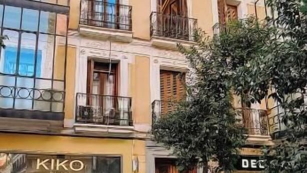 A building with a storefront labeled "KIKO" and another with "DEC". - Uma Suites Fuencarral (Madrid)