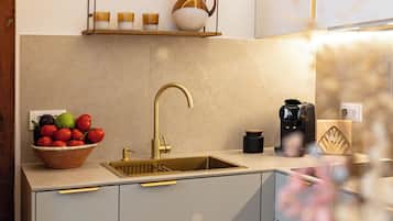 Refrigerador, microondas, placa de cocina, utensilios de cocina