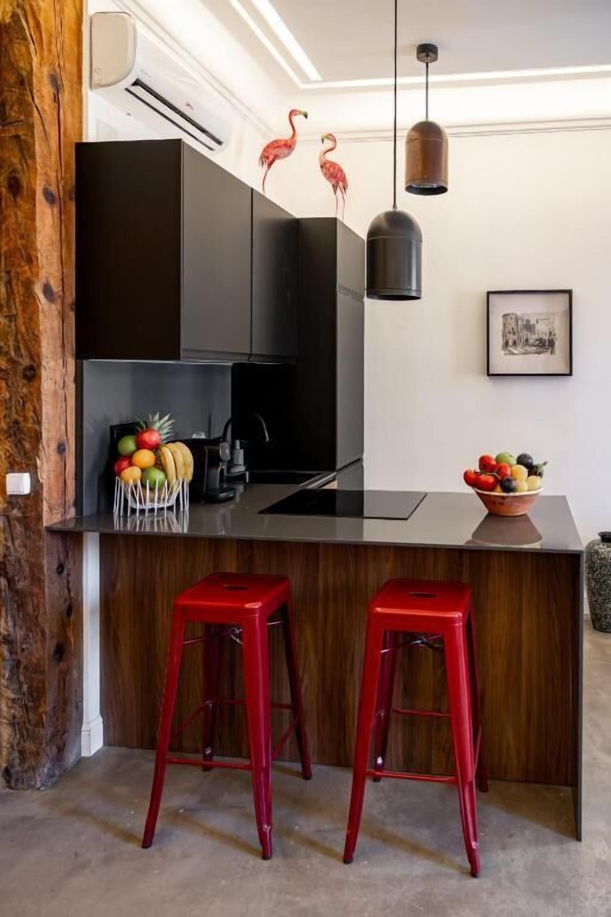 Refrigerador, microondas, placa de cocina, utensilios de cocina