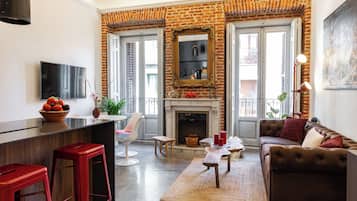 Deluxe appartement, balkon, uitzicht op stad | Woonruimte | Een televisie