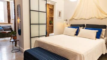 Espacio para trabajar con laptop y cortinas blackout