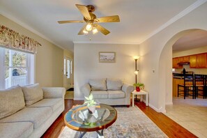 TV, fireplace - Old Port Road Retreat (Kennebunk)