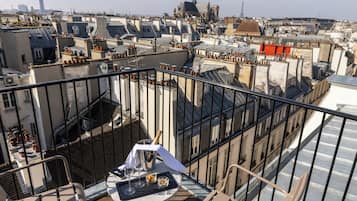 Junior-Suite, Stadtblick | Zimmersafe, Schreibtisch, laptopgeeigneter Arbeitsplatz