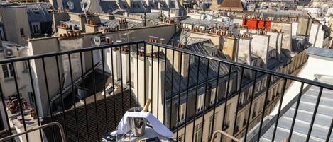 Junior suite TERRACE 360° view | In-room safe, desk, laptop workspace, blackout drapes