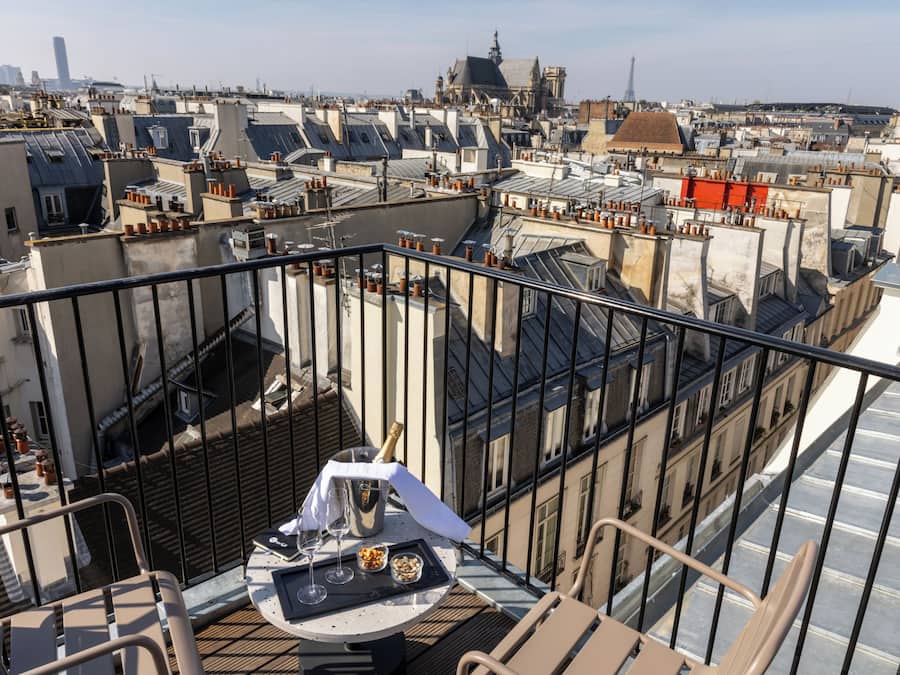 Juniorsvit - utsikt mot staden | Värdeförvaringsskåp på rummet, skrivbord och arbetsyta för laptop