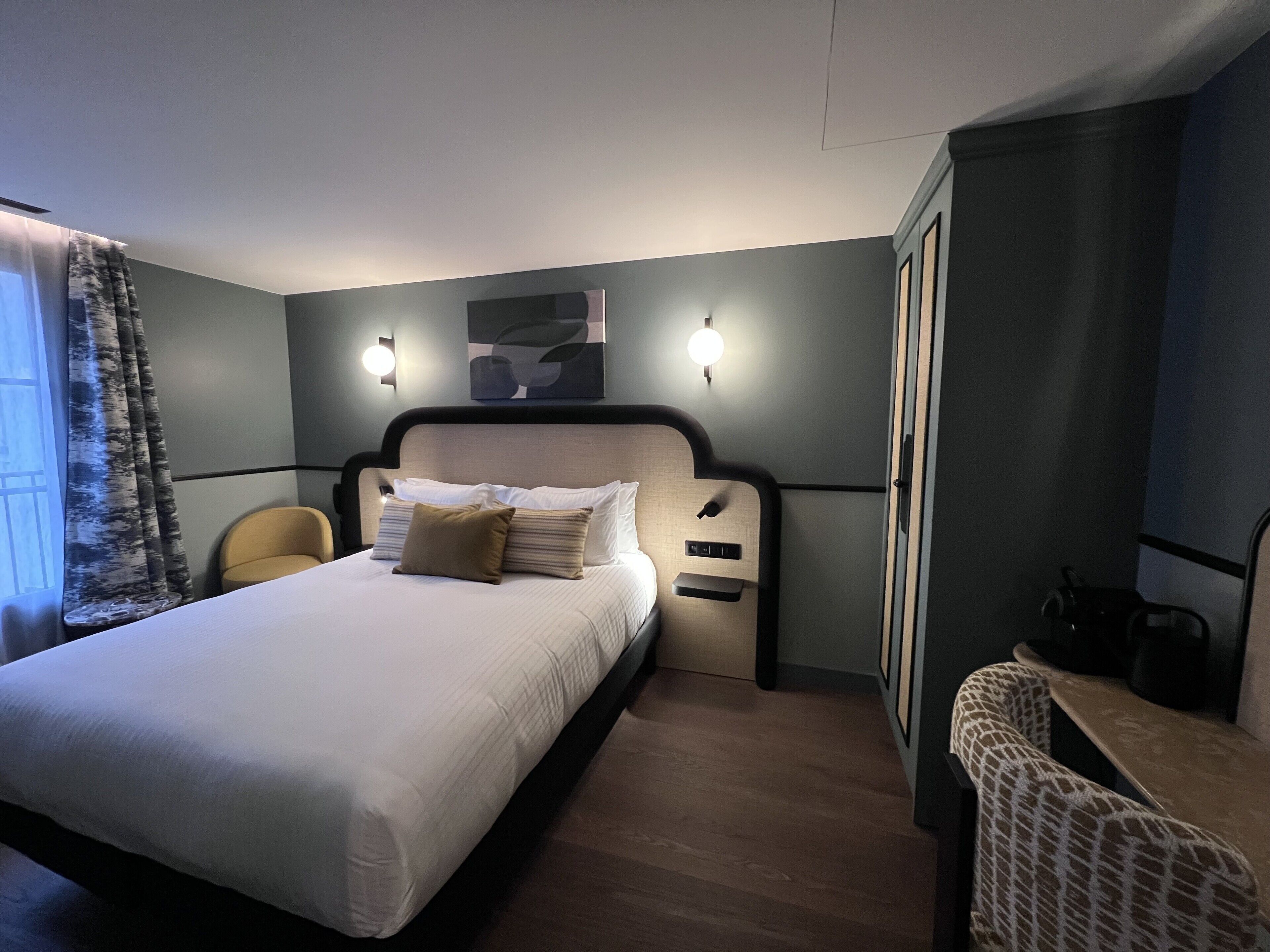 プレミアム ダブルルーム シティビュー | セーフティボックス (室内)、デスク、ノートパソコン用作業スペース、遮光カーテン