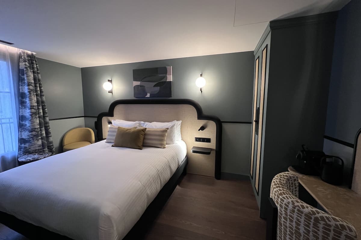 プレミアム ダブルルーム シティビュー | セーフティボックス (室内)、デスク、ノートパソコン用作業スペース、遮光カーテン