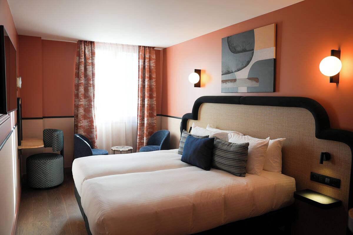 Premium Twin Room, City View | Peralatan tempat tidur premium, peti besi dalam bilik, meja 