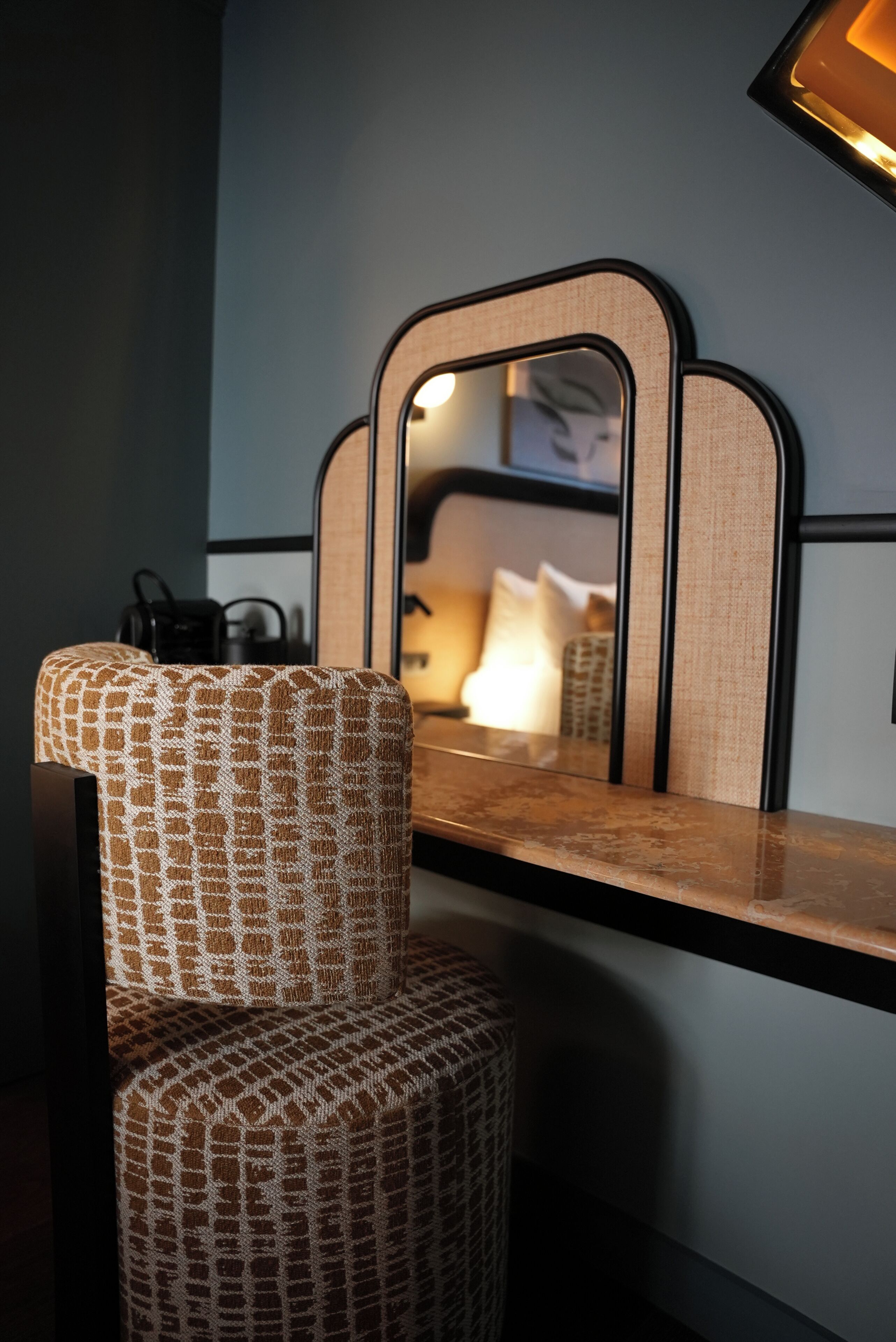 セーフティボックス (室内)、デスク、ノートパソコン用作業スペース、遮光カーテン