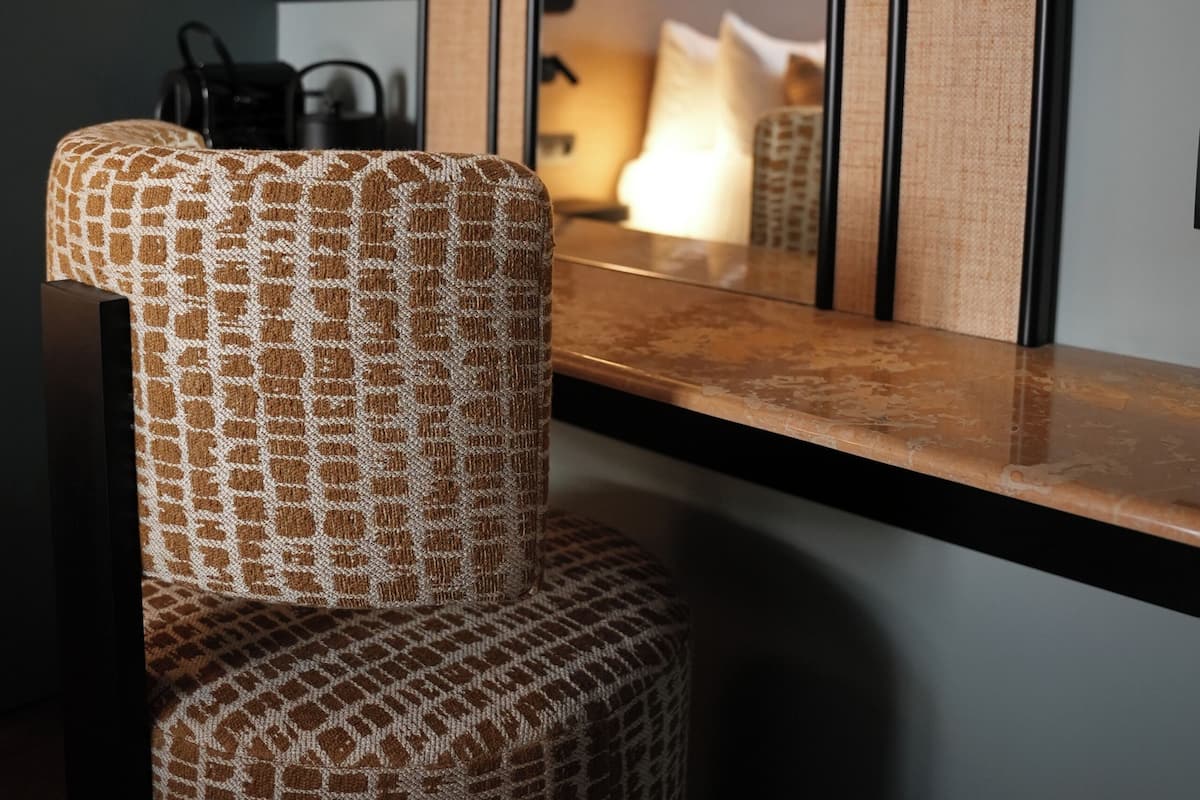 セーフティボックス (室内)、デスク、ノートパソコン用作業スペース、遮光カーテン