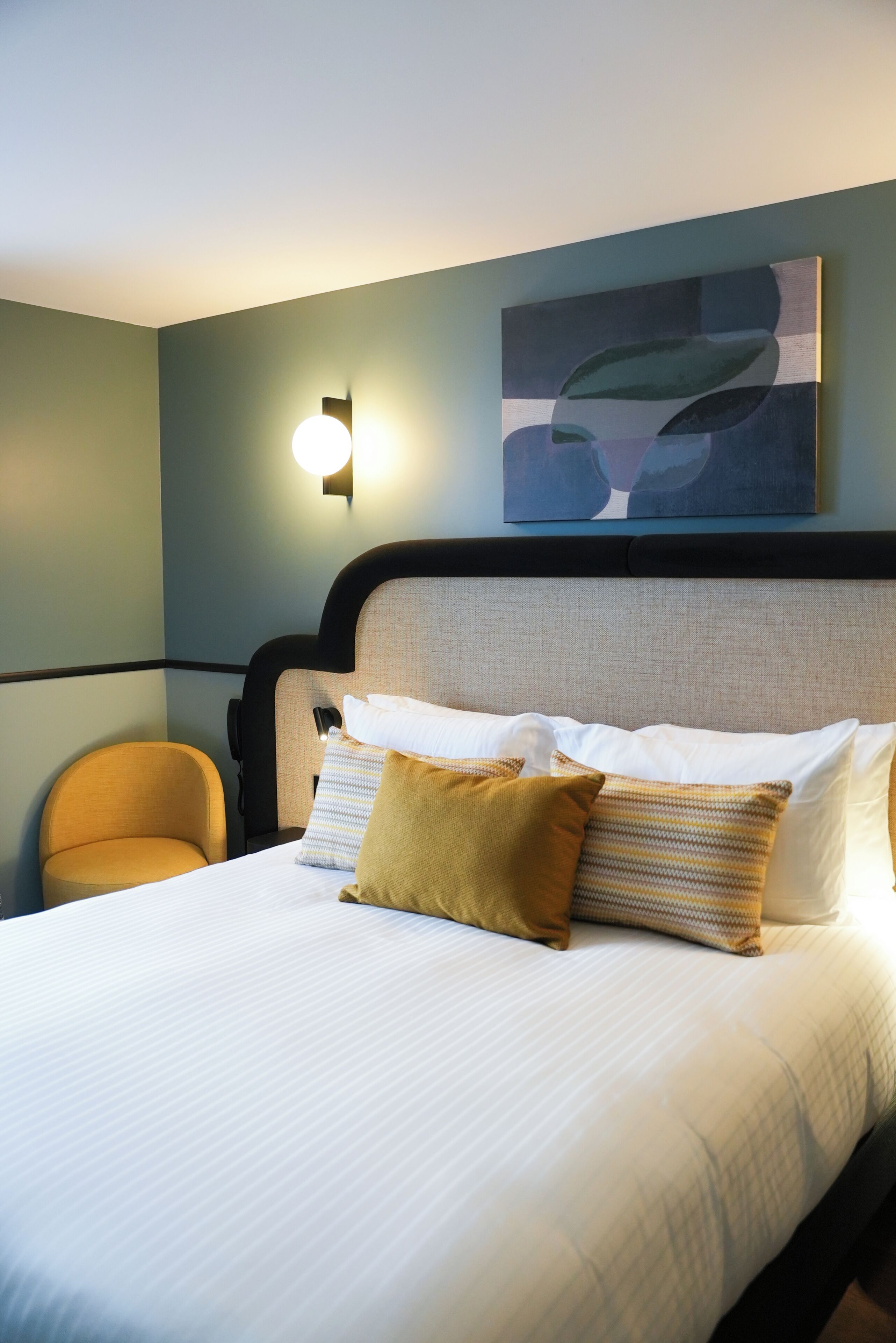 セーフティボックス (室内)、デスク、ノートパソコン用作業スペース、遮光カーテン