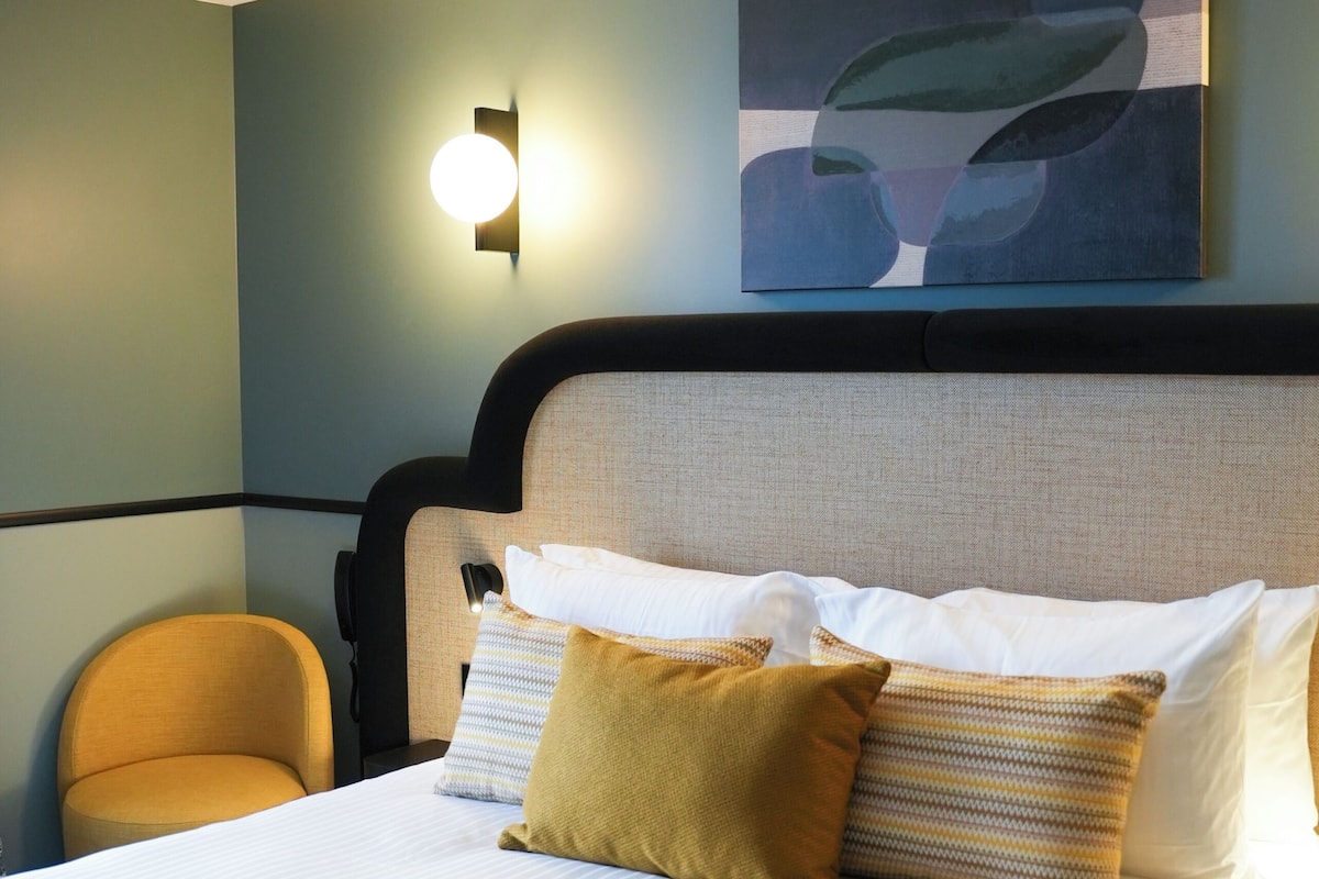 セーフティボックス (室内)、デスク、ノートパソコン用作業スペース、遮光カーテン