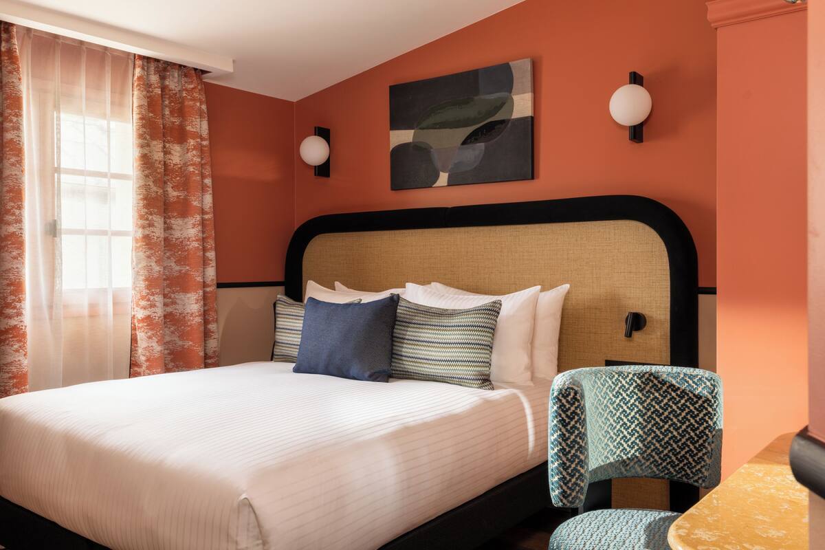 Deluxe Double Room, Courtyard View | Peralatan tempat tidur premium, peti besi dalam bilik, meja 