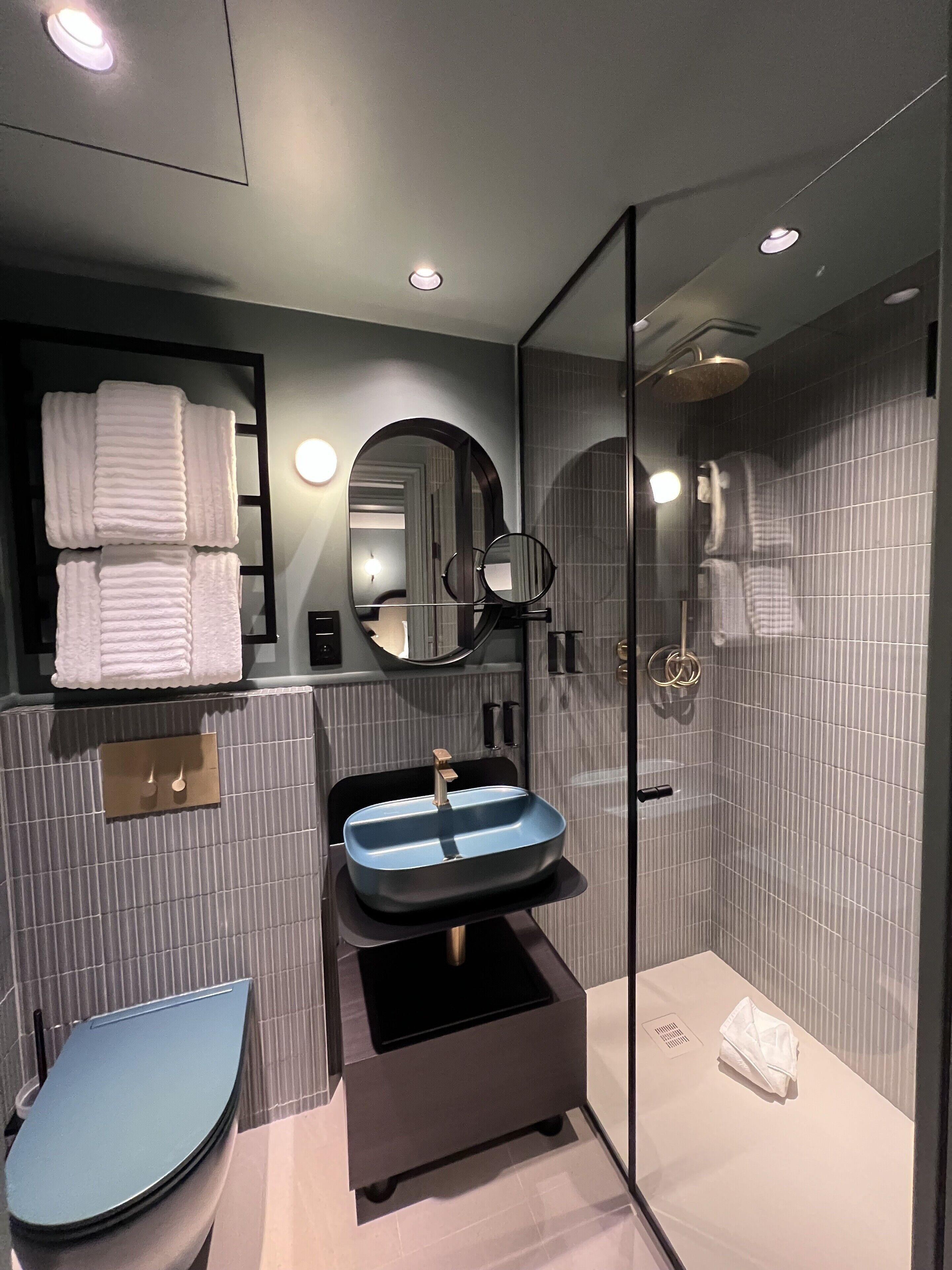 シャワー、バスアメニティ (無料)、ヘアドライヤー、スリッパ