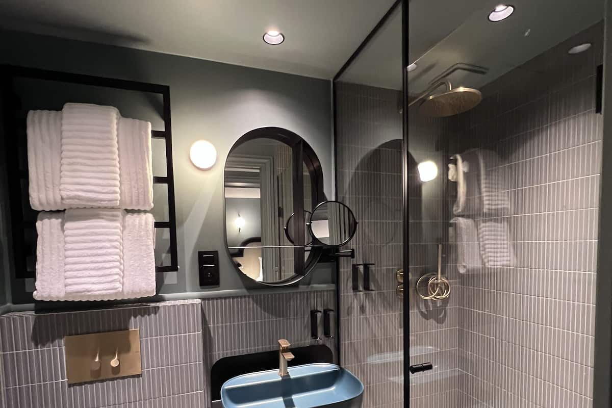 Douche, articles de toilette (gratuits), séchoir à cheveux, pantoufles