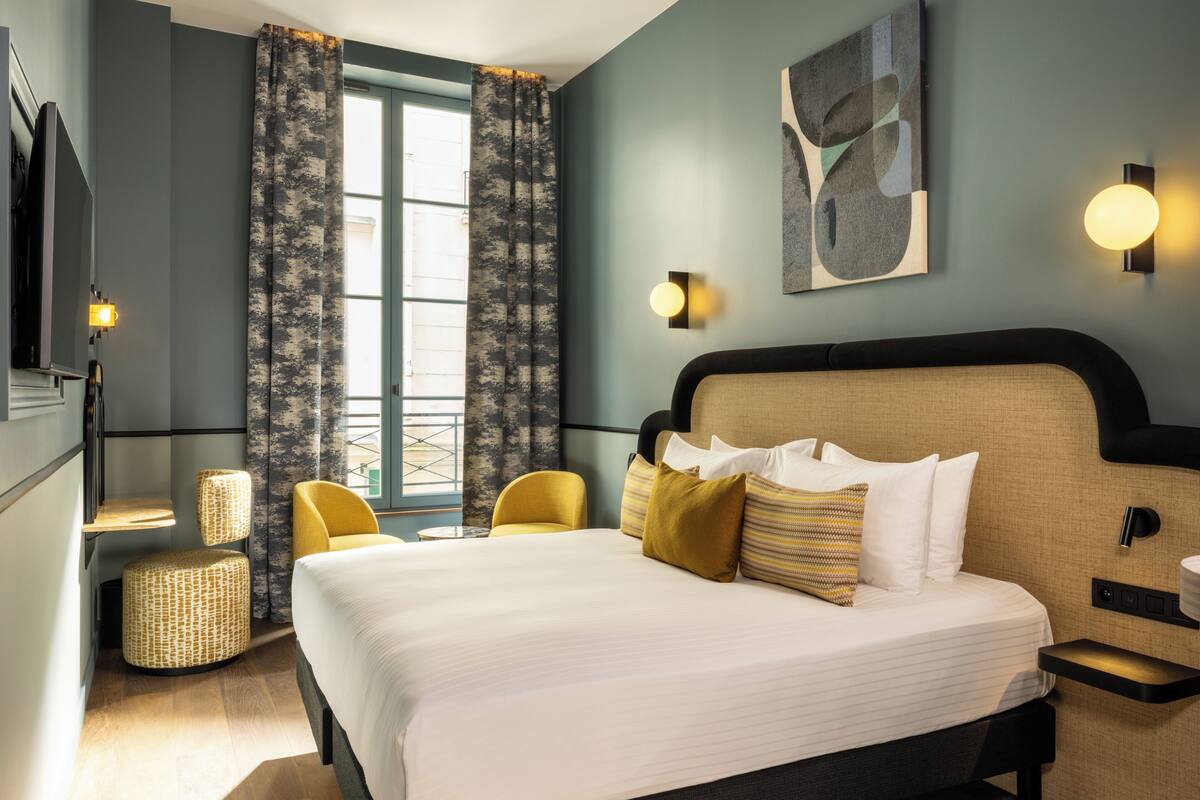 Premium Double Room, City View | Peralatan tempat tidur premium, peti besi dalam bilik, meja 
