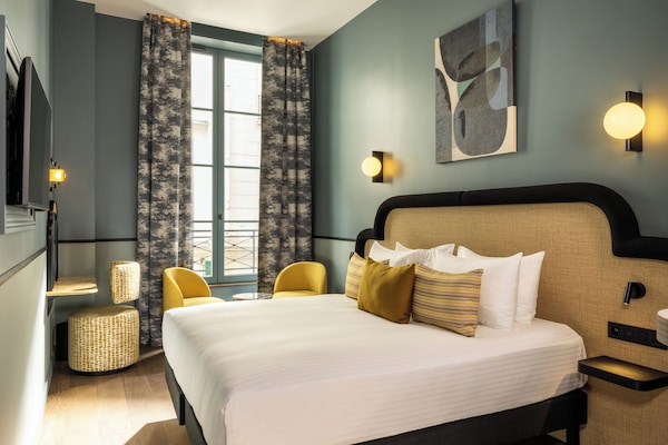 Premium-Doppelzimmer, Stadtblick | Hochwertige Bettwaren, Zimmersafe, Schreibtisch