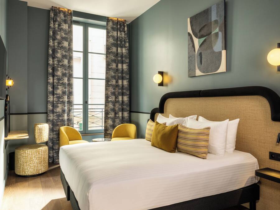Premium tweepersoonskamer, uitzicht op stad | Luxe beddengoed, een kluis op de kamer, een bureau, een laptopwerkplek