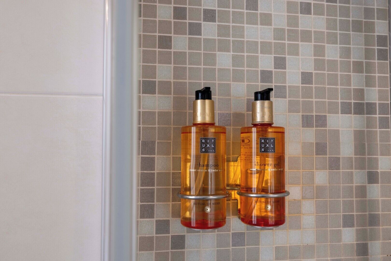 Een douche, gratis toiletartikelen, een haardroger, pantoffels