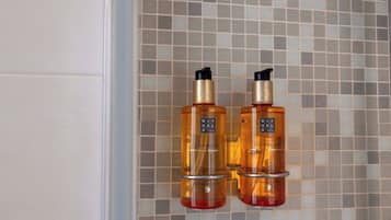 Doccia, set di cortesia gratuito, asciugacapelli, pantofole