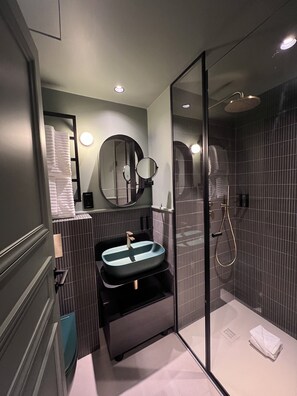 Dusche, kostenlose Toilettenartikel, Haartrockner, Hausschuhe