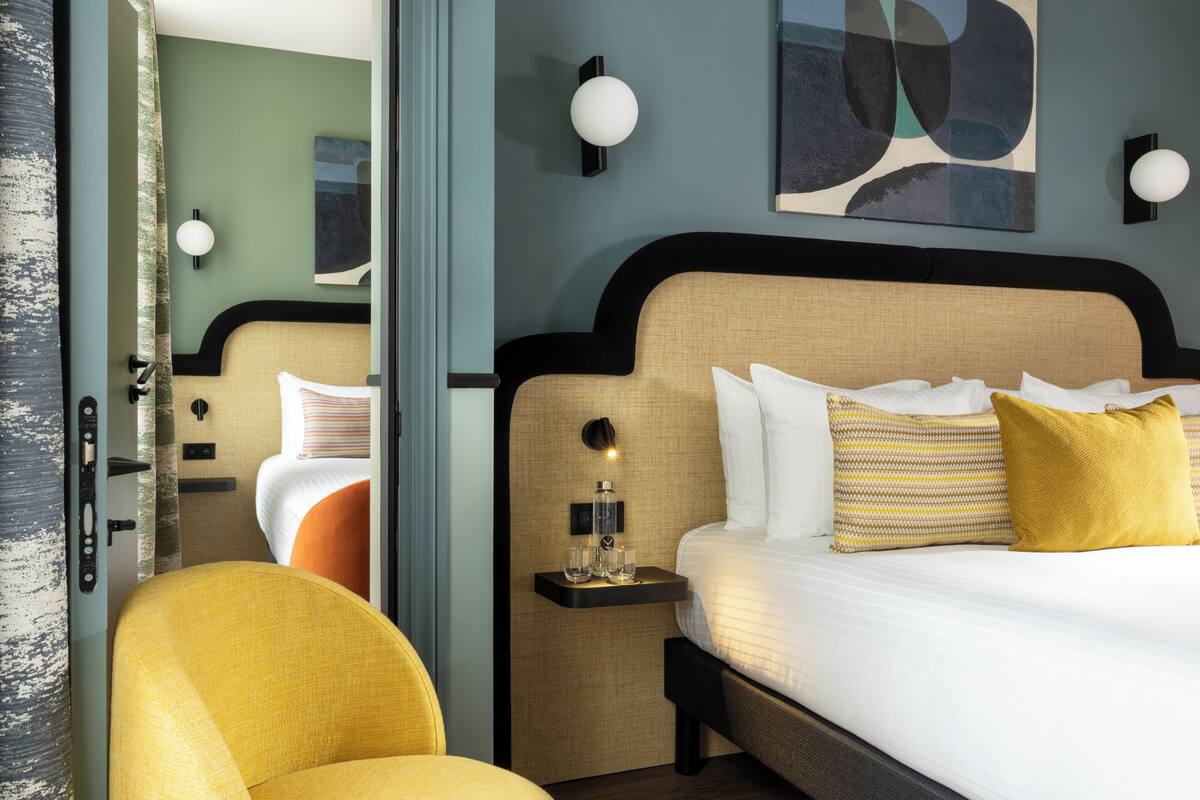 Family Quadruple Room, Non Smoking, City View | Peralatan tempat tidur premium, peti besi dalam bilik, meja 