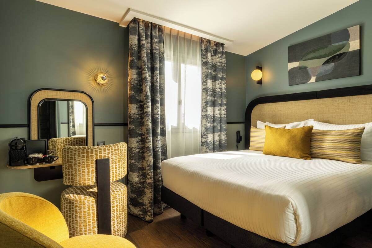 Classic Double Room, City View | Peralatan tempat tidur premium, peti besi dalam bilik, meja 