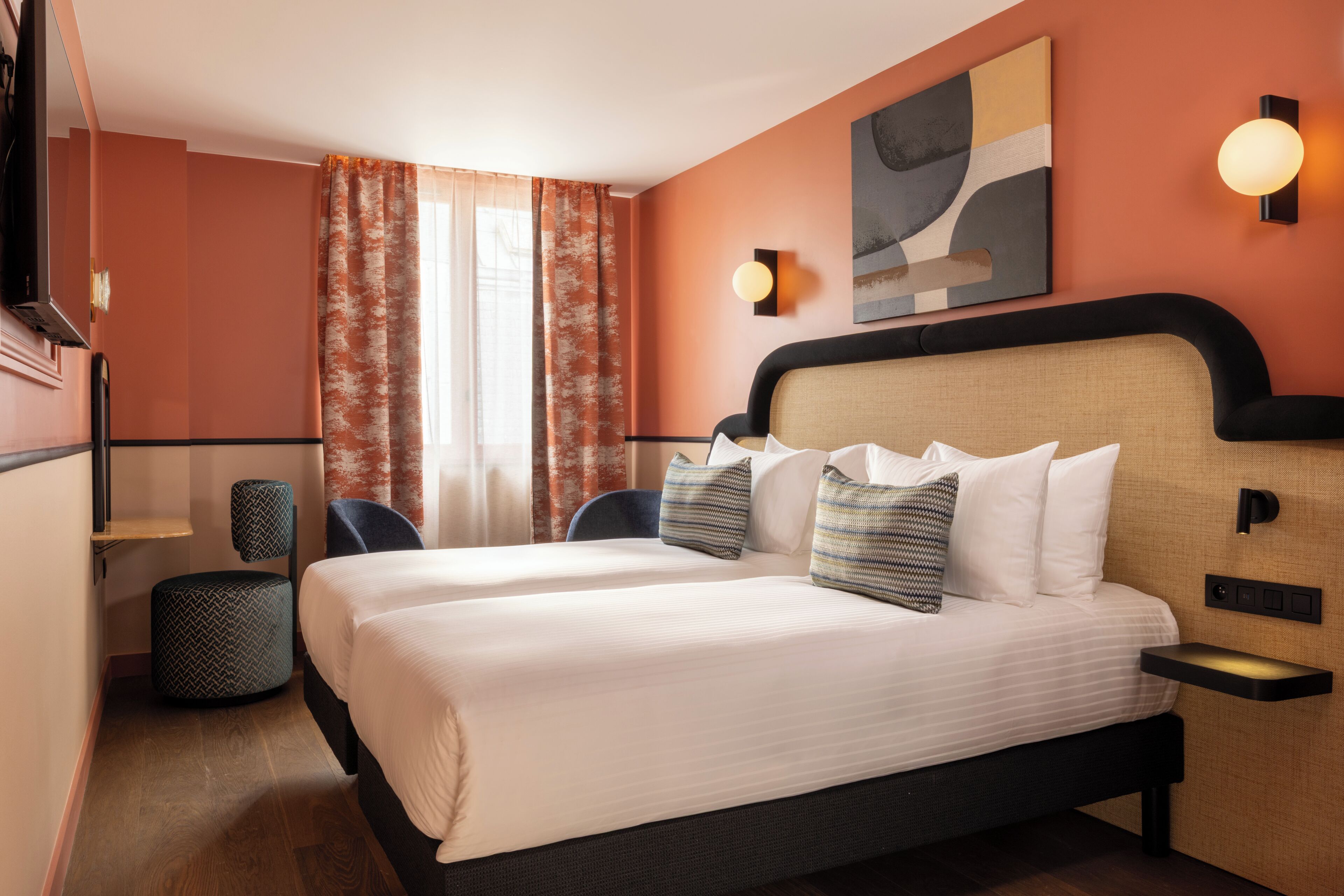 خزنة داخل الغرفة ومكتب ومساحة عمل للكمبيوتر المحمول وستائر تعتيم