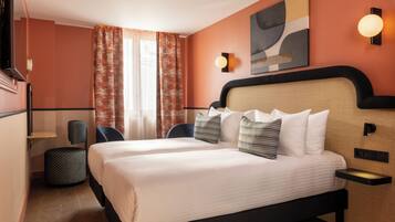 خزنة داخل الغرفة ومكتب ومساحة عمل للكمبيوتر المحمول وستائر تعتيم