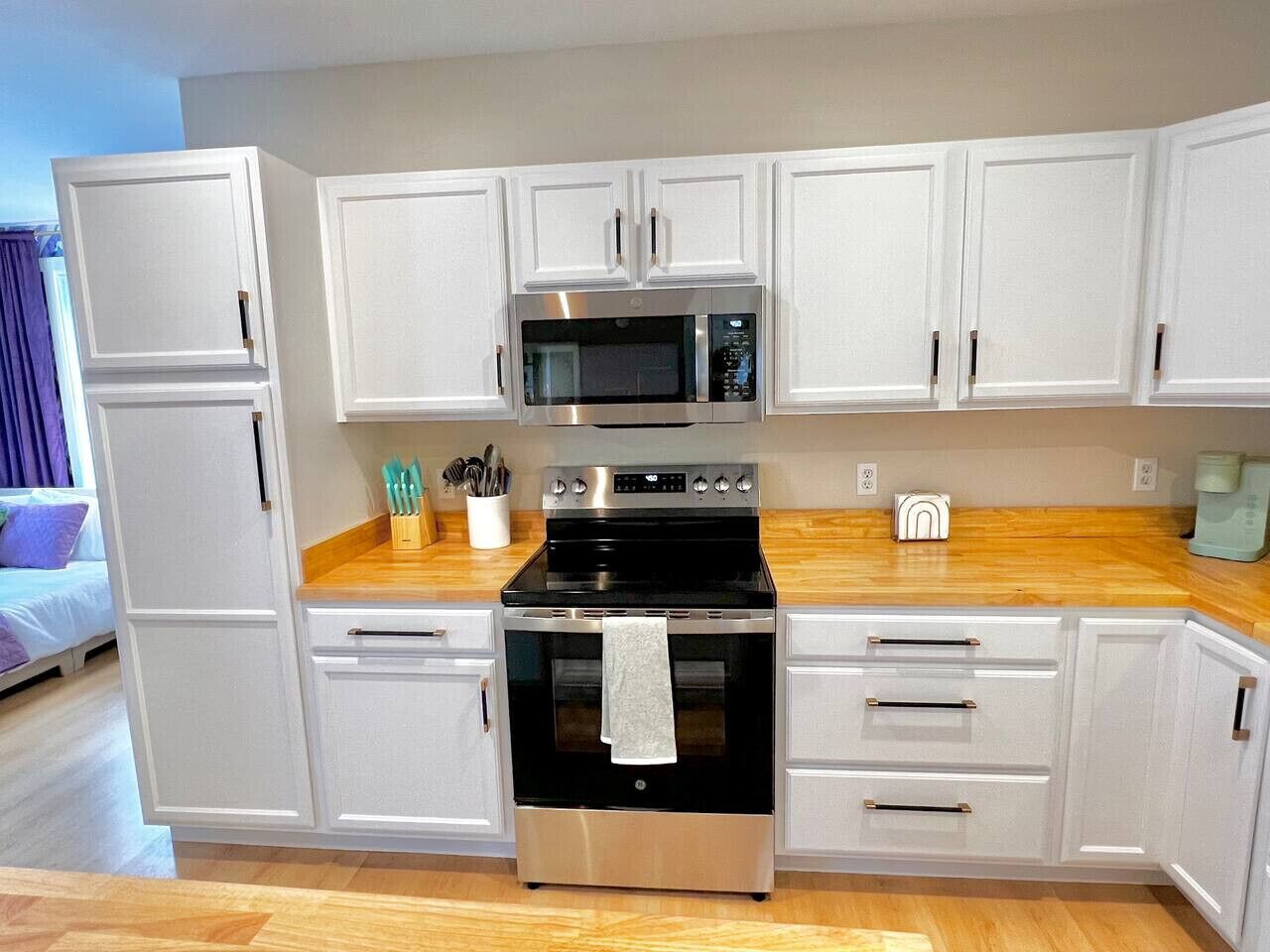 Køleskab, mikrobølgeovn, ovn, kogeplade