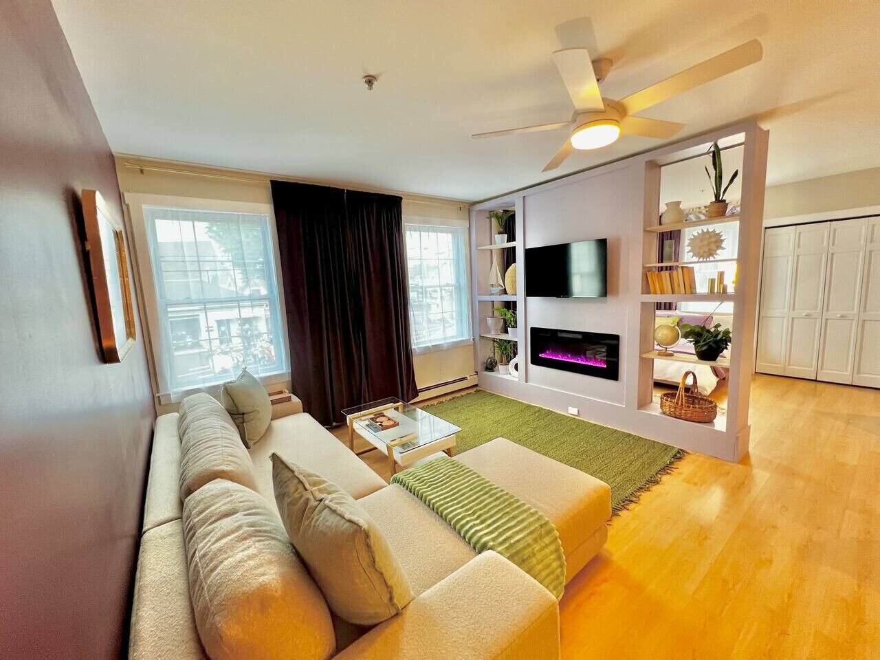 Een televisie en een open haard