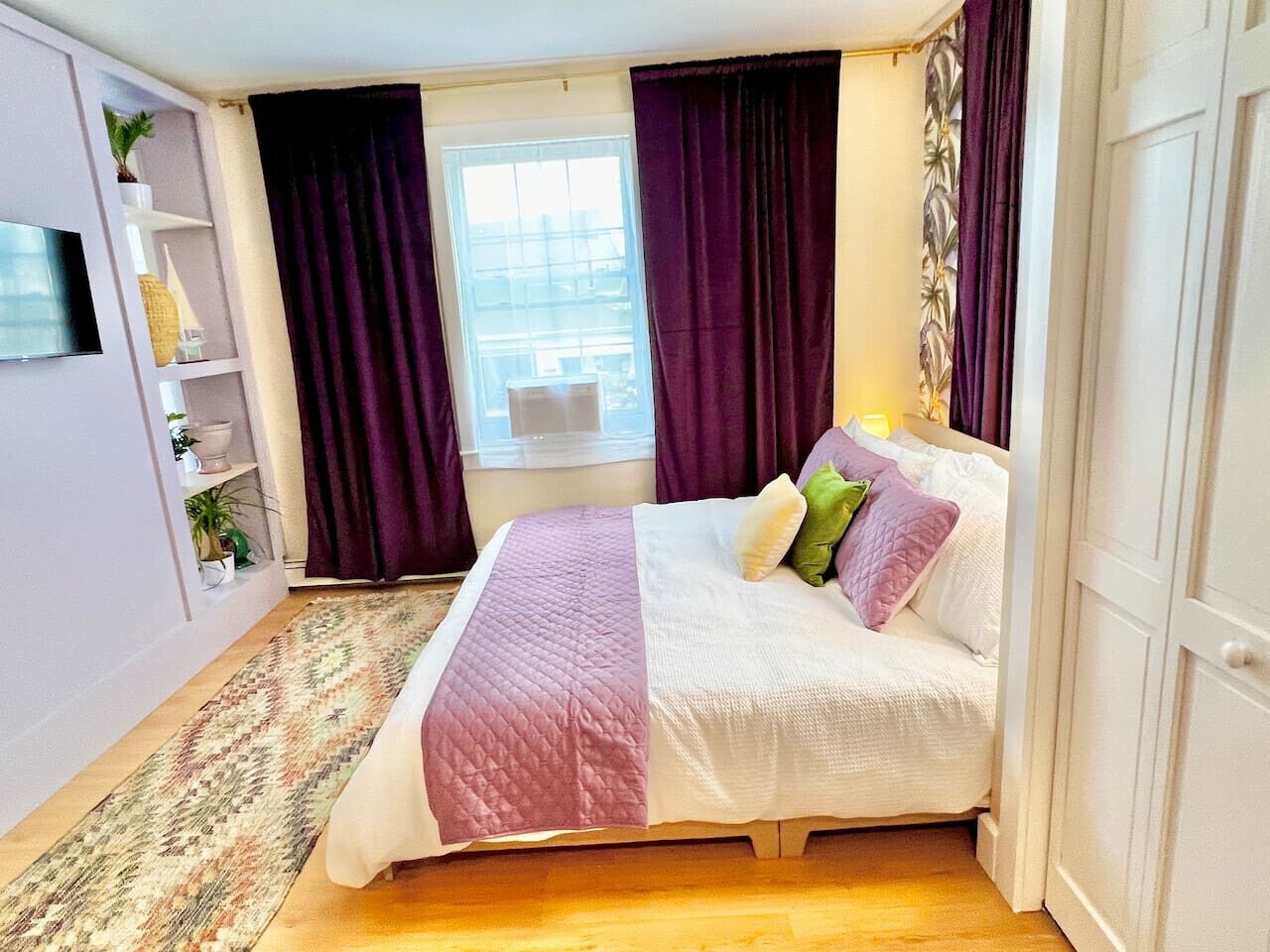 Een strijkplank/strijkijzer, wifi, beddengoed