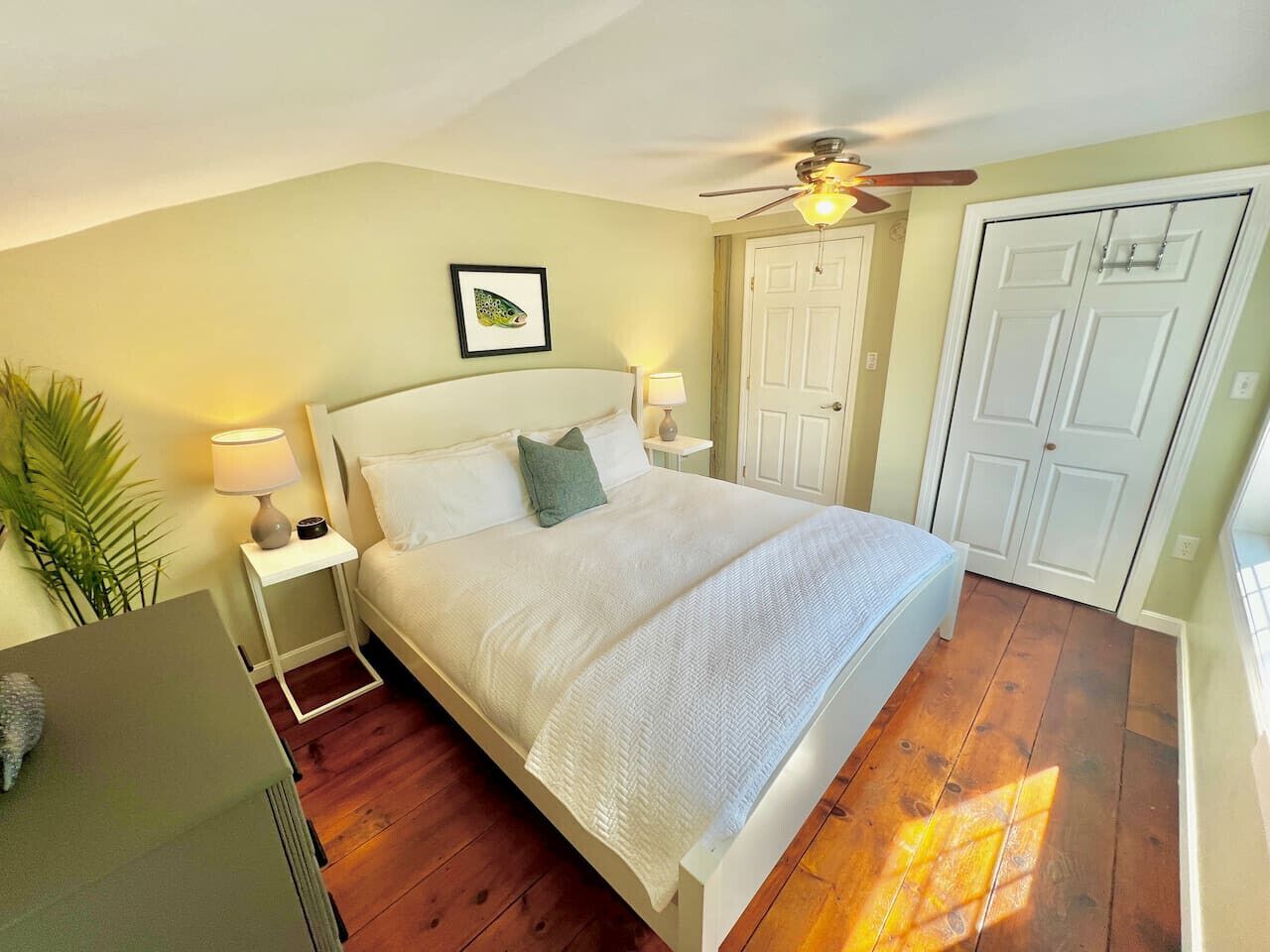 Skrivebord, strykejern/-brett, reiseseng for barn og wi-fi