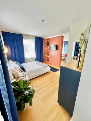 Iron/ironing board, WiFi, bed sheets - Lower Village Lofts •South• Steps to Dock Square (Kennebunk)