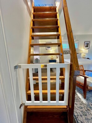 Schreibtisch, Bügeleisen/Bügelbrett, Reisekinderbett, WLAN