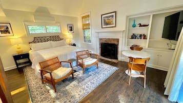 Desk, iron/ironing board, travel cot, WiFi