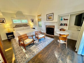 Schreibtisch, Bügeleisen/Bügelbrett, Reisekinderbett, WLAN