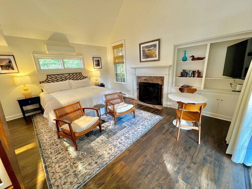 Bourne Cottage in Dock Square