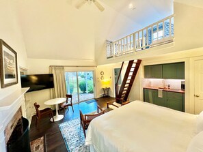 Escritorio, tabla de planchar con plancha, cuna de viaje y wifi 