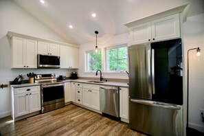 Fridge, microwave, oven, stovetop - The River Run Kennebunk (Kennebunk)