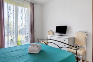 Tabla de planchar con plancha, wifi y ropa de cama 