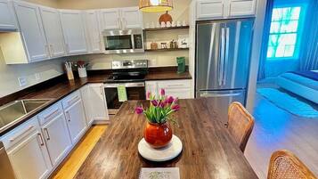 Køleskab, mikrobølgeovn, ovn, kogeplade