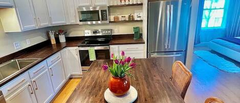 冷蔵庫、電子レンジ、オーブン、コンロ