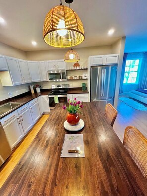 Køleskab, mikrobølgeovn, ovn, kogeplade