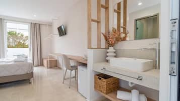 Phòng 2 giường đơn Deluxe, ban công, quang cảnh vườn | Bàn, khu vực làm việc phù hợp cho laptop