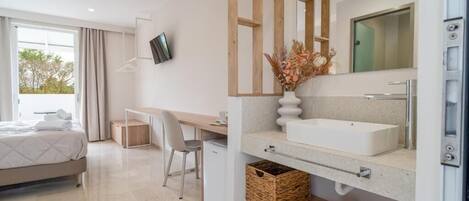 Habitación Deluxe con 2 camas individuales, balcón, vista al jardín | Escritorio, espacio para trabajar con laptop y wifi gratis