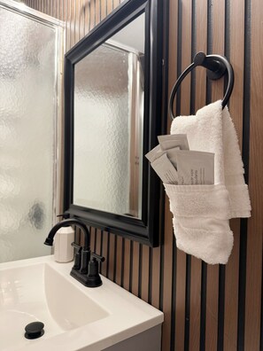 Sèche-cheveux, serviettes fournies, savon, shampoing